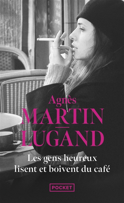Les gens heureux lisent et boivent du café