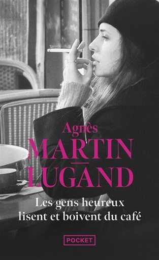 Les gens heureux lisent et boivent du café